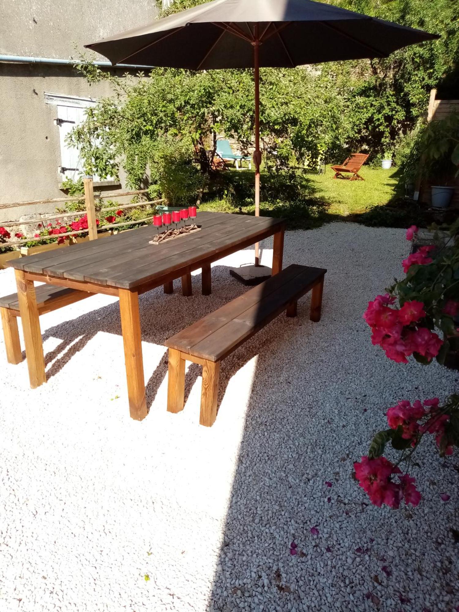 Gite Les 27 Roses Et Plus Châtel-Censoir Exterior foto
